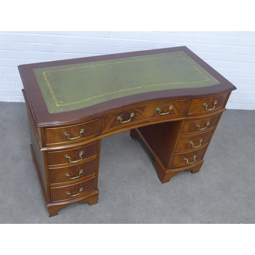 275 - Mahogany reproduction desk with serpentine top and inset skiver, 119 x 80 x 59cm