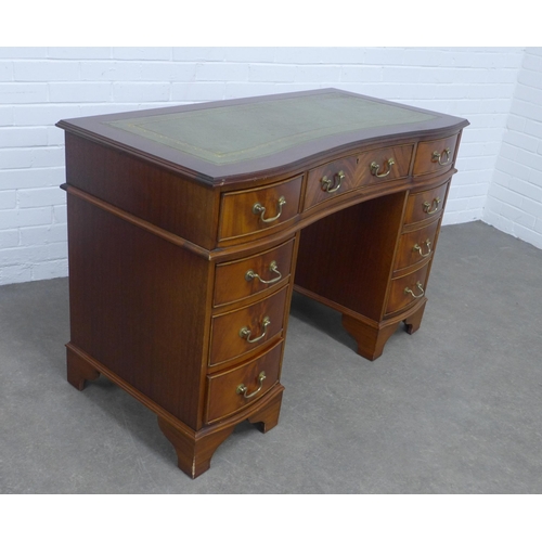 275 - Mahogany reproduction desk with serpentine top and inset skiver, 119 x 80 x 59cm