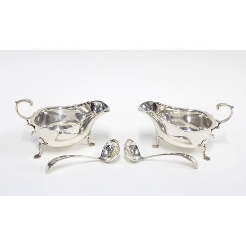 56 - George V cased set of two sauce boats and two sauce ladles,  Martin Hall & Co Ltd, Sheffield 1927