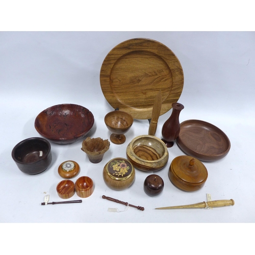 462 - A collection of handcrafted treen to include bowls, vases, etc