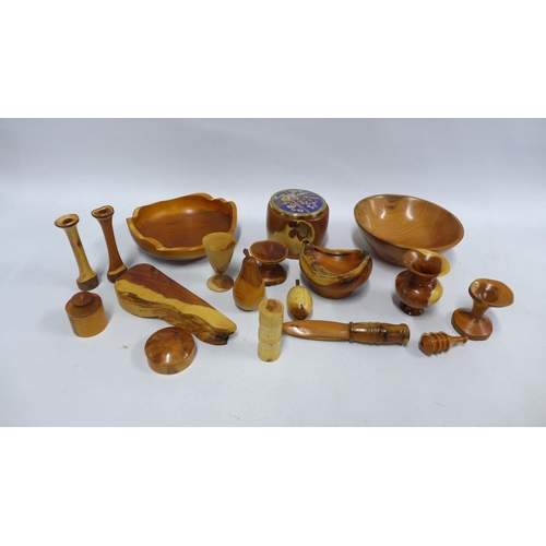 463 - A collection of handcrafted treen to include miniature bowls, etc