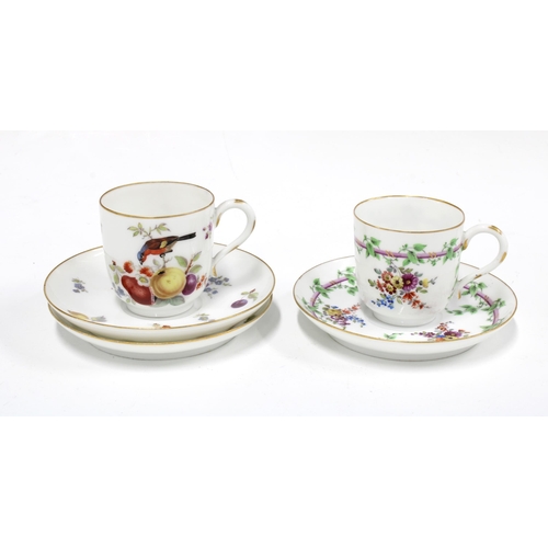 117 - Meissen coffee cups with saucers with crossed sword marks, with one extra saucer (5)