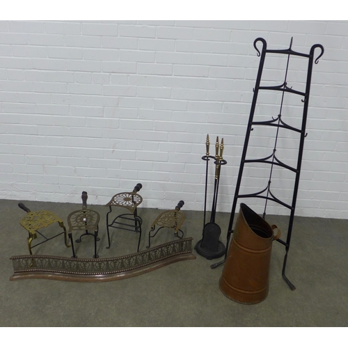 291 - Mixed lot of metal ware to include a fender, pot stands, Country House brass trivets, copper jug and... 