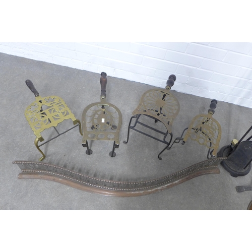 291 - Mixed lot of metal ware to include a fender, pot stands, Country House brass trivets, copper jug and... 