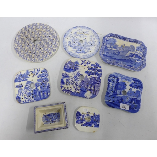 300 - 19th century Staffordshire blue and white willow pattern drianers, various small sizes (8)