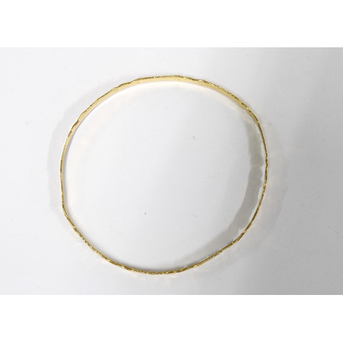 45 - Yellow metal bangle, stamped 18