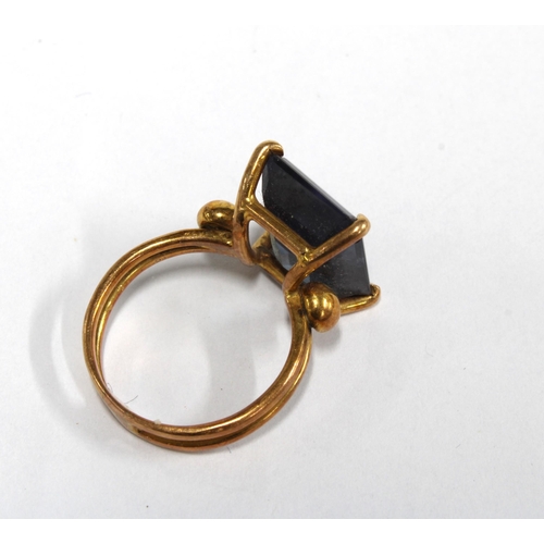 46 - Dress ring with a baguette cut stone, set in yellow metal, stamped 18k, size N