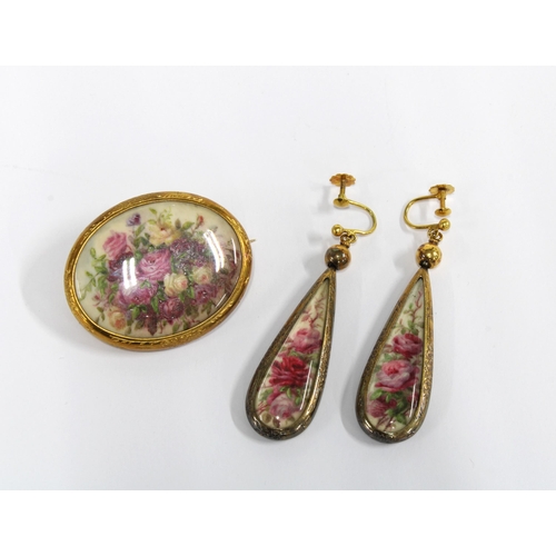 1 - Early 20th century brooch with a handpainted oval panel depicting roses, with a yellow metal frame, ... 