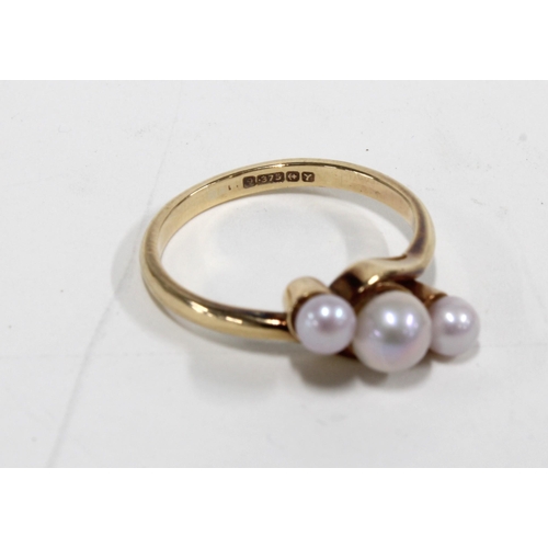 120C - 9ct gold crossover ring with three pearls, Birmingham 1973, size N