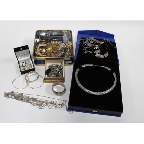 120X - Modern silver and costume jewellery to include a quantity of silver chains, napkin ring and brooches... 