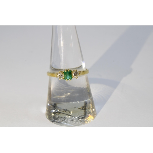 13 - 18ct gold diamond and emerald three stone ring, London 1990, size N1/2