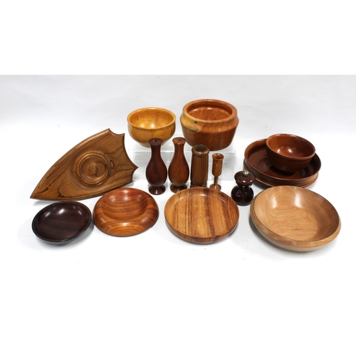 450 - Box containing a quantity of treen, largest bowl 22 x 6cm