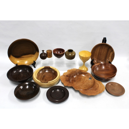 452 - Box containing a quantity of treen, largest bowl 25cm