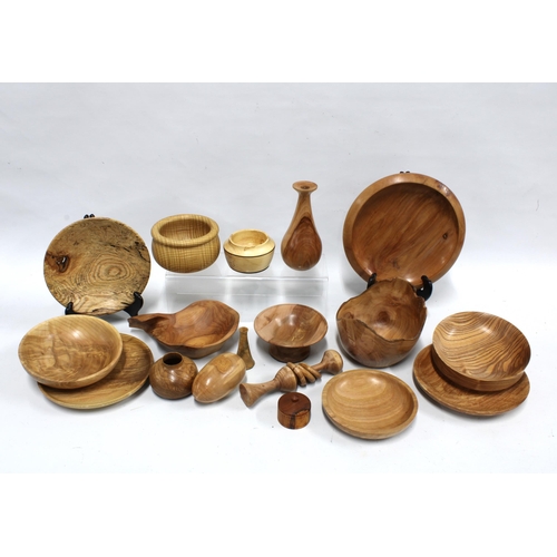 453 - Box containing a quantity of treen, largest bowl 23cm