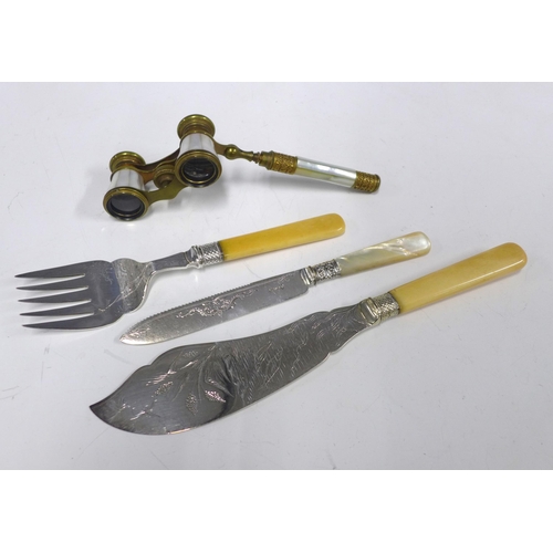 468 - Early 20th century Epns and composite handled fish servers, a mother of pearl handled knife and moth... 