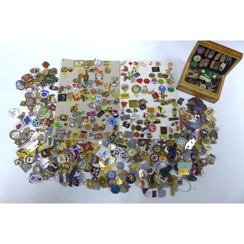 485 - A large collection of vintage enamel and metal lapel and pin badges