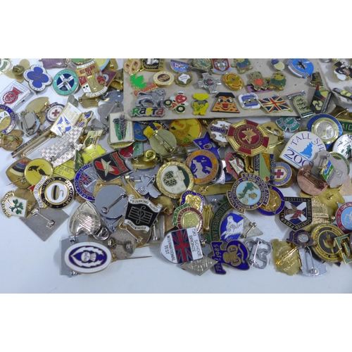 485 - A large collection of vintage enamel and metal lapel and pin badges