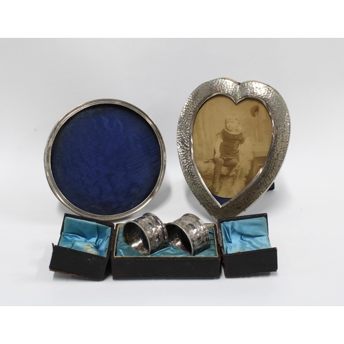 60B - Edwardian silver heart shape photograph frame, London 1903 with makers mark for William Comyns, 18 x... 