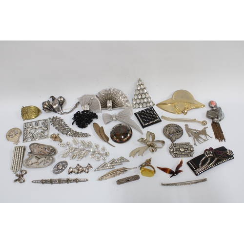 65 - A collection of vintage and later costume jewellery to include a good selection of brooches and pins... 