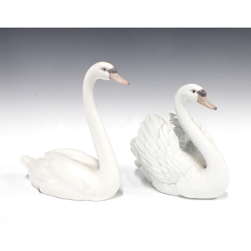 106 - Two Lladro porcelain swans, taller 21cm (2)