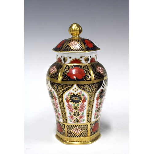 121 - Royal Crown Derby Old Imari, pattern 1128 hexagonal vase and cover, date code for 2003, with box, 16... 