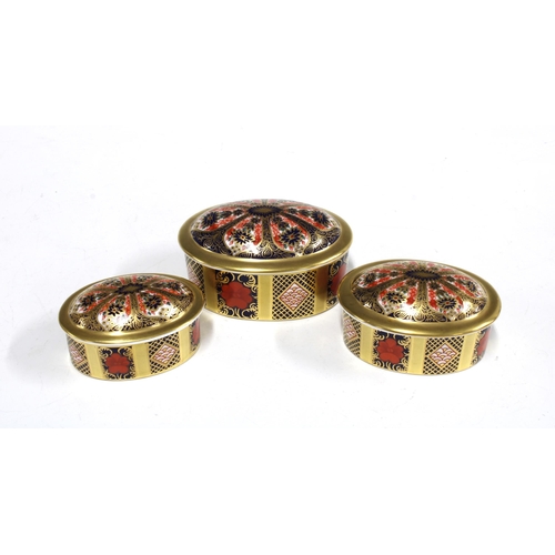 122 - Three Royal Crown Derby Old Imari trinket boxes with covers, date codes for 1995, 1998 7 1999, large... 