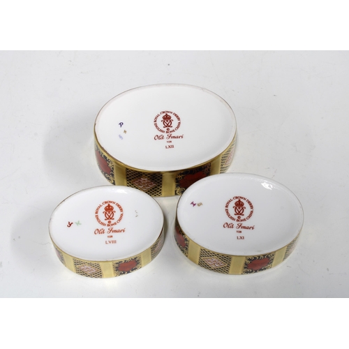 122 - Three Royal Crown Derby Old Imari trinket boxes with covers, date codes for 1995, 1998 7 1999, large... 