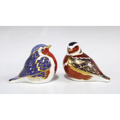 135 - Royal Crown Derby Imari paperweight of a Robin, together with a Royal Crown Derby Chaffinch paperwei... 