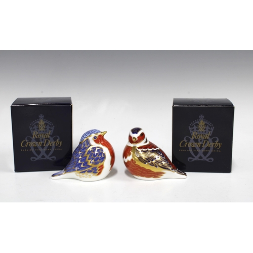 135 - Royal Crown Derby Imari paperweight of a Robin, together with a Royal Crown Derby Chaffinch paperwei... 