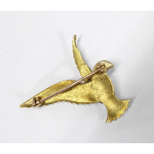 23 - 9ct gold and enamel bird brooch, by Alabaster & Wilson, Birmingham 1980, 3.5 x 3cm