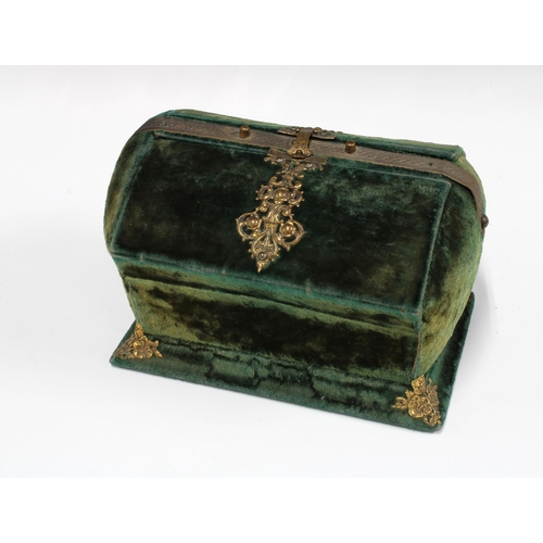 413 - Victorian velvet and gilt metal mounted sewing box with fold open lid, 22 x 15 x 18cm