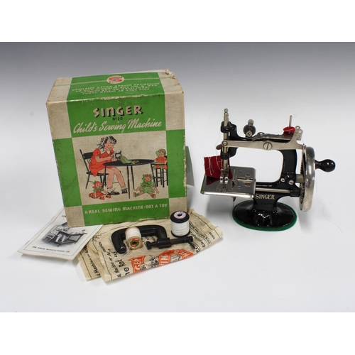 417 - Child's vintage Singer sewing machine, 17 x 17cm, in box