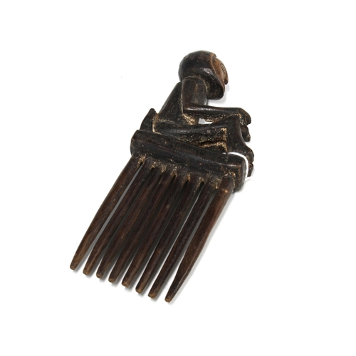 423 - CHOKWE wooden comb with a seated figure terminal, 20cm