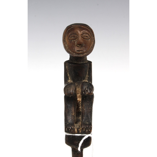 423 - CHOKWE wooden comb with a seated figure terminal, 20cm