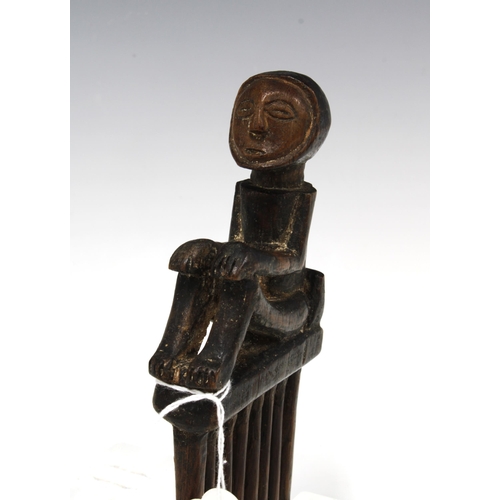 423 - CHOKWE wooden comb with a seated figure terminal, 20cm