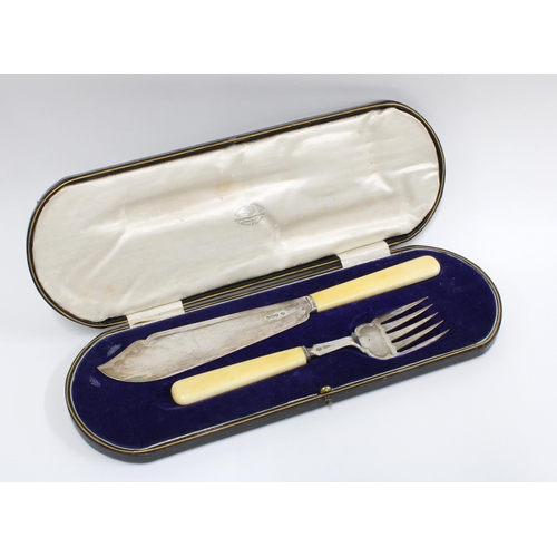 69 - George V silver and composite handled fish servers in a fitted case, Sheffield 1934