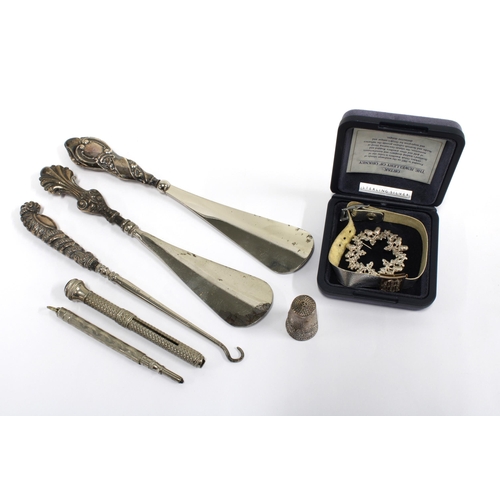 91 - Ortak silver brooch, thimble, propelling pencil and shoe horns, etc