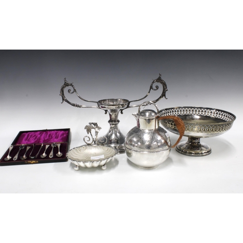 431 - Epns and silver plated wares to include a Walker & Hall bowl, Walker & Hall stand, shell butter dish... 