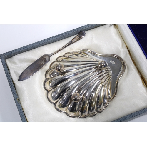 16 - George V silver shell shaped butter dish and knife, boxed, Sheffield 1928