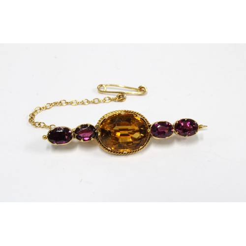 66 - A citrine and rhodolite brooch, set in unmarked yellow metal, with safety chain, boxed, 4cm