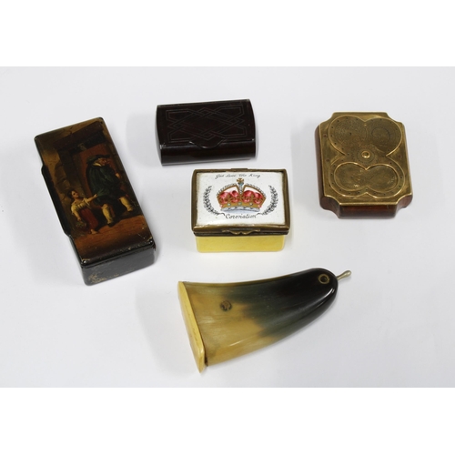 341 - A collection of snuff boxes to include a papier mache box with painted lid, two horn examples, a bra... 