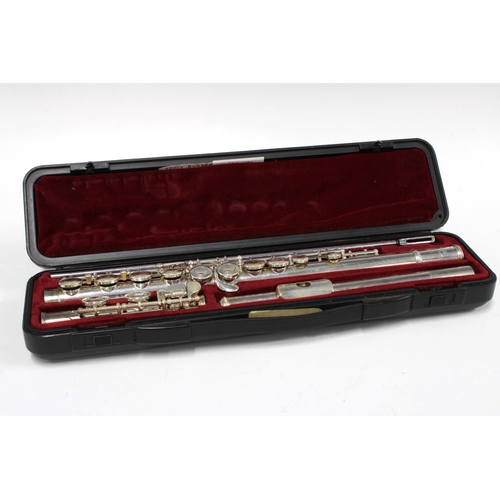 342 - A Yamaha 211S flute in its fitted case