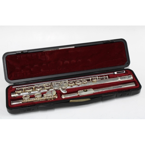 342 - A Yamaha 211S flute in its fitted case