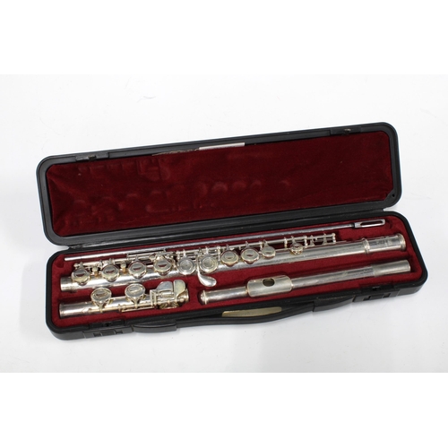 342 - A Yamaha 211S flute in its fitted case