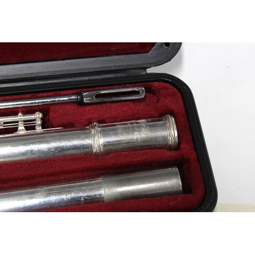 342 - A Yamaha 211S flute in its fitted case