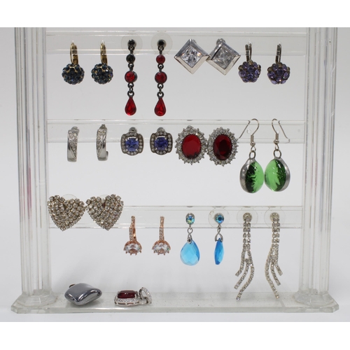 13 - A quantity of earrings to include a pair of 9ct gold hoop earrings and a pair of 9ct gold gemset dro... 