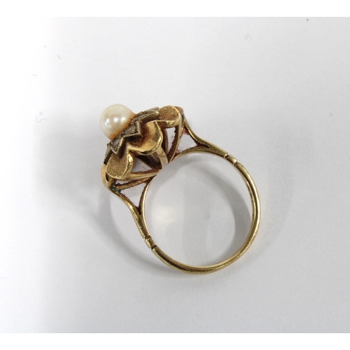 19 - A vintage 9ct gold pearl and diamonds flowerhead ring, London 1968