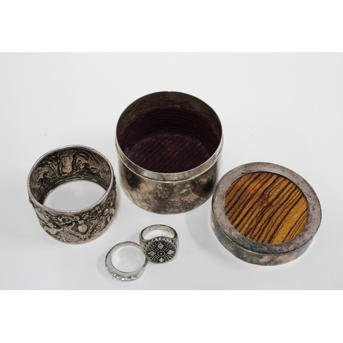 28 - Late Victorian Walker & Hall silver napkin rings, Sheffield 1899,  a silver plated trinket box and t... 