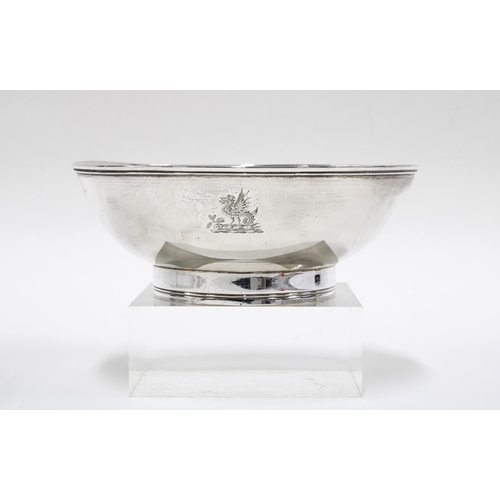 29 - William IV silver bowl with threaded border and footrim, the exterior with an engraved crest, London... 