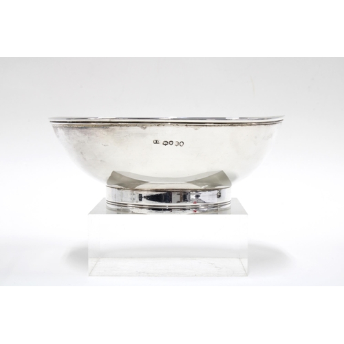 29 - William IV silver bowl with threaded border and footrim, the exterior with an engraved crest, London... 